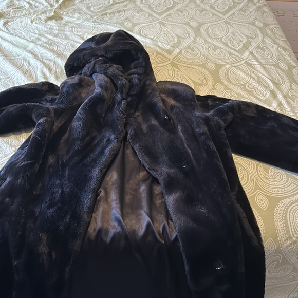 Jones New York Faux fur coat. - Picture 3 of 6